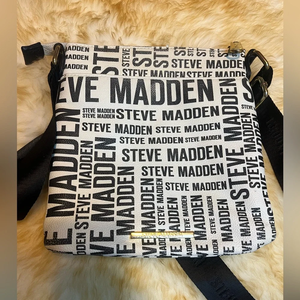 Steve Madden Black & White Spell Out Logo Crossbody‎ Purse 🖤🤍✨